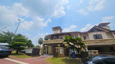 Fully Renovated Move in Condition villa in Bukit Jelutong for sale