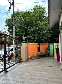 Rare Freehold Corner Lot with Spacious Garden Space!