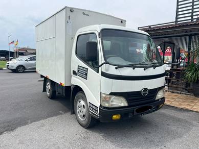 2011 HINO WU300R Box 10ft