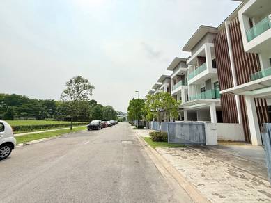 3 Storey Superlink 24x85 Facing Open Rooftop Pool Reflexion Pool Villa