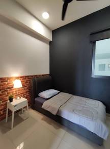 Single or Queen Bedroom