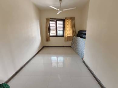 Larkin Residence With 1 Carpark For Sale