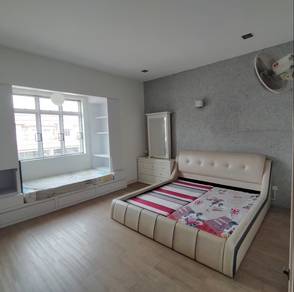 kota kemuning room with toilet to rent