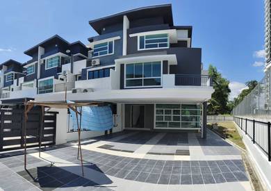 Corner Damai 3storey 6rooms primeArea
