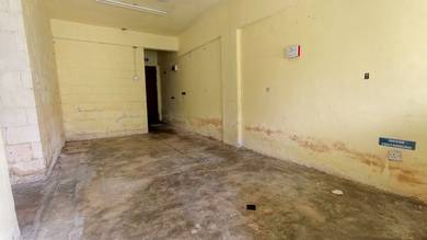 Murah. Groundfloor. Tanah luas dibelakang.