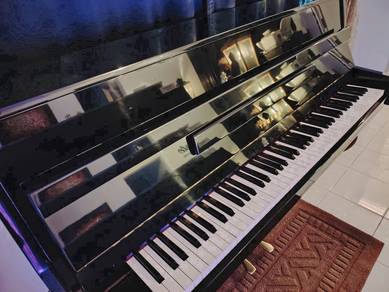 YAMAHA LU90 Studio Upright Piano LIKE NEW