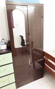 2 door closet (good condition)