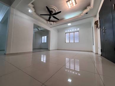 End lot‼️Renovated💥 Double Storey Puchong Perdana, Puchong
