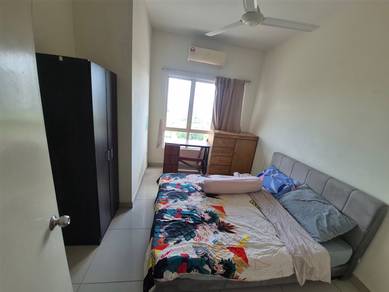 Short-term Bright Medium Room in Endah Promenade