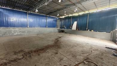 Warehouse for rent at Taman Kinrara, Puchong Jaya, 1600 sqft