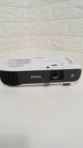 Epson EX3260 projector 3,300 Lumens = 650rm