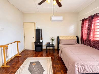 [MASTER ROOM WITH BALCONY] Aircond + Queen Bed + Bathtub @ 5Min Mines