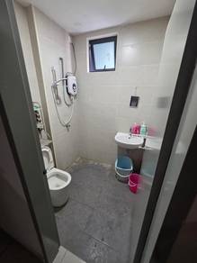 Room with balcony for rent. walk to mrt station