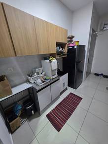 Room with balcony for rent. walk to mrt station
