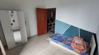 Room with balcony for rent. walk to mrt station