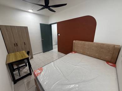Middle Room for Rent at Flora Damansara — All Utilities Include