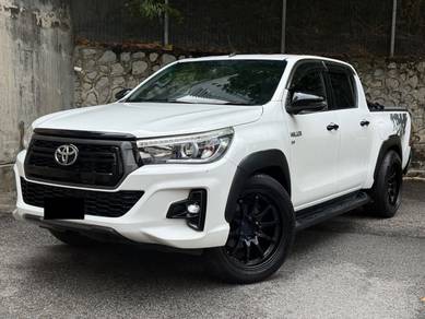 Toyota HILUX 2.8 BLACK EDITION / RACING SPORTRIMS