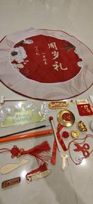 2 hand out the baby's first-year catch week props   Qizhi gong