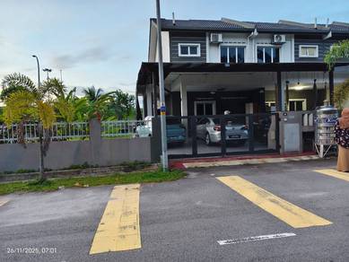 Rumah Corner lot Untuk Dijual Dengan tanah luas 