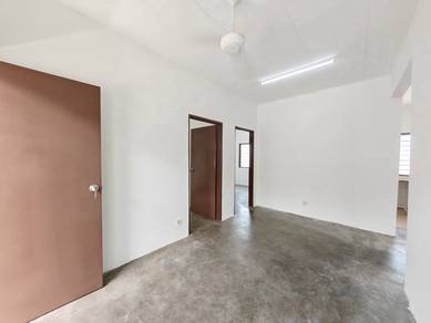 Cemerlang Court at Tmn Cemerlang 3 rooms Partial furnished for Rent