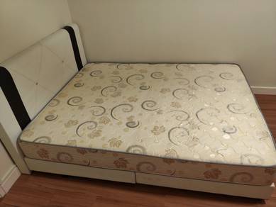 Queen bedframe with mattress