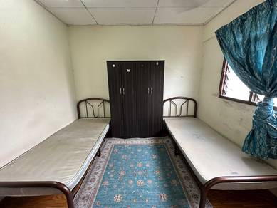 3 orang Penyewa (Perempuan)-Flat PKNS AU3