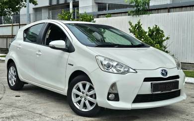 Toyota prius c 1.5 one ower year 2013