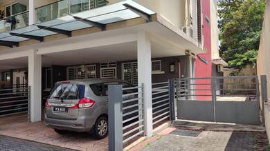 View to appreciate. Townhouse with ground and 1st floor with 10ft private side land

