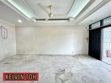 2 STOREY TERRACE LA 1800sf BASIC RENO  LONG CAR PORCH EXTRA COMPOUND
