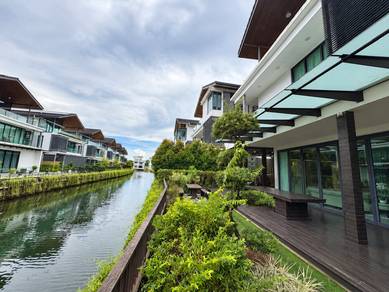 Canal-Front Bungalow @ Isola Grandeur, Senibong Cove