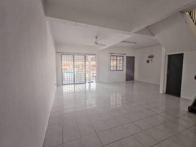 Kulai Taman Putri / Double Storey House / Near Kcc Taman Gemilang