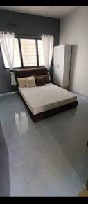 Bilik master bed room..Bilik siap berlantai mozek..