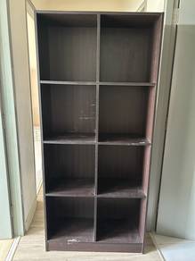 Rak Buku Tinggi dan Banyak Ruang