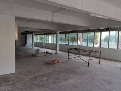 Corner Shoplot PJ Section 8 with more than 2500sf floor area, near LRT