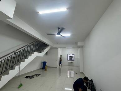 Robin Double Storey House 3 Room For Rent(Bandar Rimbayu)