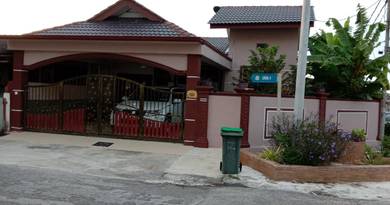Rumah teres satu tingkat, corner lot. Berhadapan pasaraya