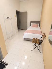 Pinggiran Putra Female Room | Near MRT, AEON, Giant & Putra Walk