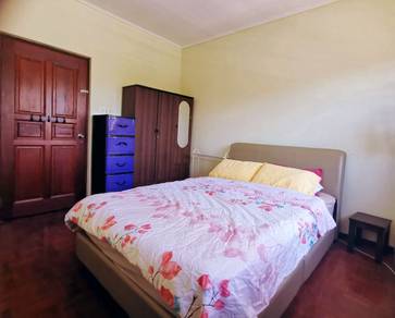 Cosy and Spacious Queen Bed Room for Rent in Stutong, Kuching
