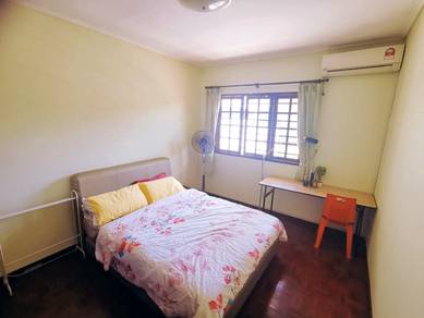 Cosy and Spacious Queen Bed Room for Rent in Stutong, Kuching