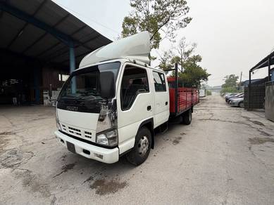 15 Kaki Isuzu NPR75 Double Cab Wooden Cargo