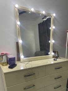 almari makeup berlampu