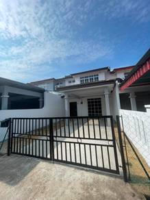 Rumah dua tingkat bawah market value untuk di jual.
