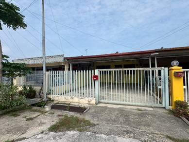For Rent Taman Kolombong | 1 storey | 3R2B | Renovated Kitchen