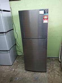peti sejuk 2 pintu Electrolux inverter elok cantik