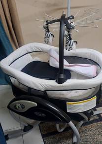 Graco Baby Bassinet with mobile and vibration 