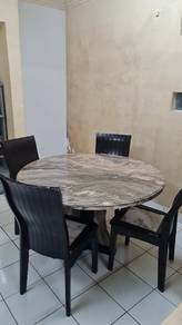 Mable round table