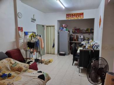 Sri Impian Apartment , Taman Bukit Serdang , Seri Kembangan , Corner