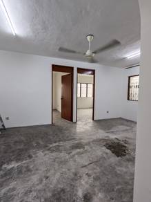 Serdang Tembikai Court,Freehold 614sf,2R1B,Newly reno,Nice location