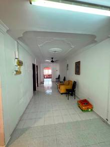 Teres setingkat di Taman Paya Rumput