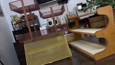 Rak barang dapur dan tempat simpan lauk